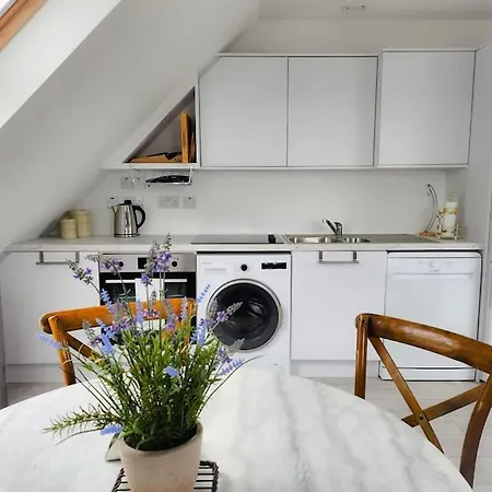 Ringrone 1st Floor Apartment, With Step Access Only Lägenhet